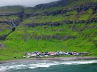 Tjørnuvik unter grünen Hängen_Insel Streymoy
